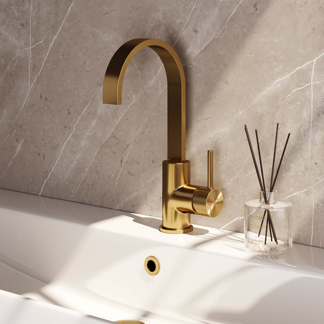 BRAUER Gold Carving hoge opbouw wastafelmengkraan met draaibare platte uitloop model A goud geborsteld PVD 5-GG-003-S4