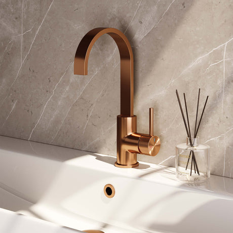 BRAUER Copper Carving hoge opbouw wastafelmengkraan met draaibare platte uitloop model A koper geborsteld PVD 5-GK-003-S4